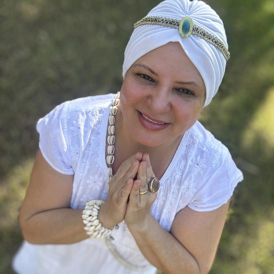 Canal Gislaine Wahbe, com as mãos em oração